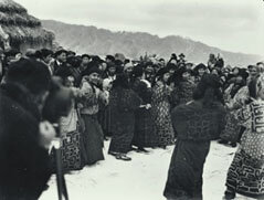 踊る人びとを撮影する映画カメラマンの画像