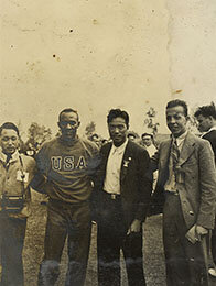 アメリカ陸上種目４冠のジェシー・オーエンスとオリンピック村練習場にての画像