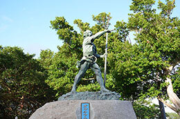 オヤケアカハチ像の画像