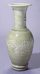 青磁陽刻牡丹文大花瓶の画像